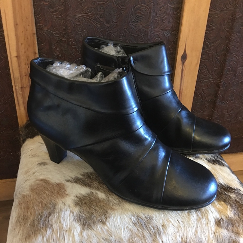 Aerosoles black play pleat heeled ankle bootie 7M